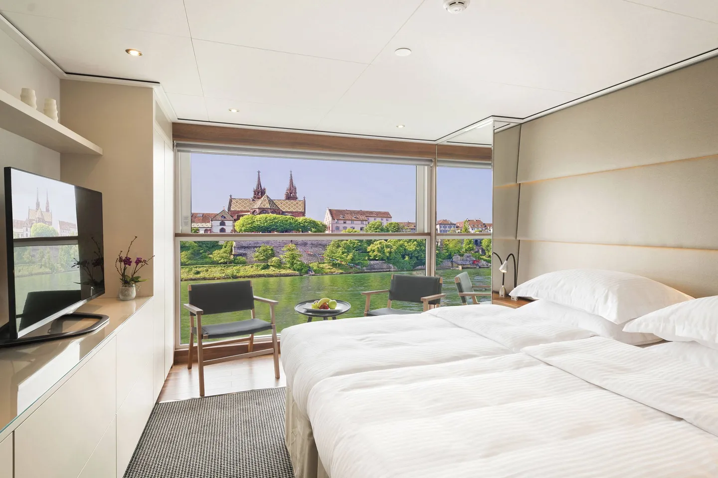 Luxurious Emerald Panorama Balcony Suite interior